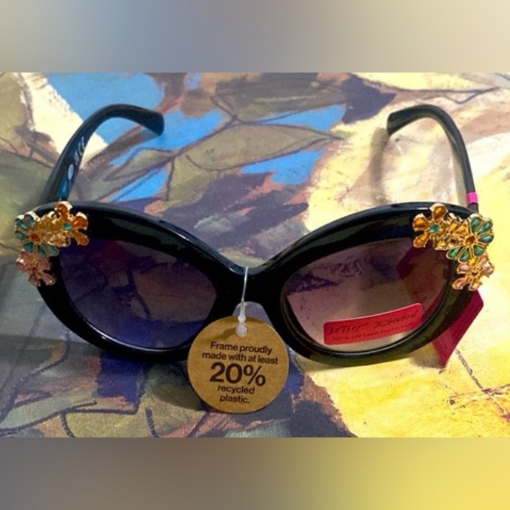 NWT BETSEY JOHNSON SPRING 2026 BLACK FLORAL EMBELLISHED SUNGLASSES!!! - Picture 2 of 7